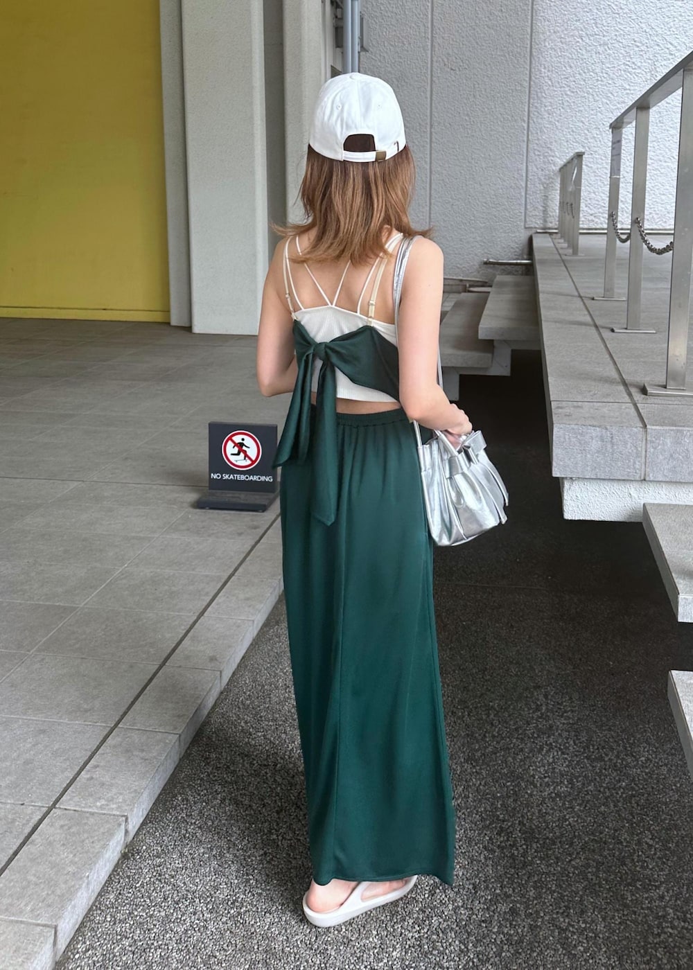 ホワイト系のキャミソール、シルバー系のショルダーバッグ、グリーン系のワンピースを着用したレディースの夏コーディネートの4枚目の写真