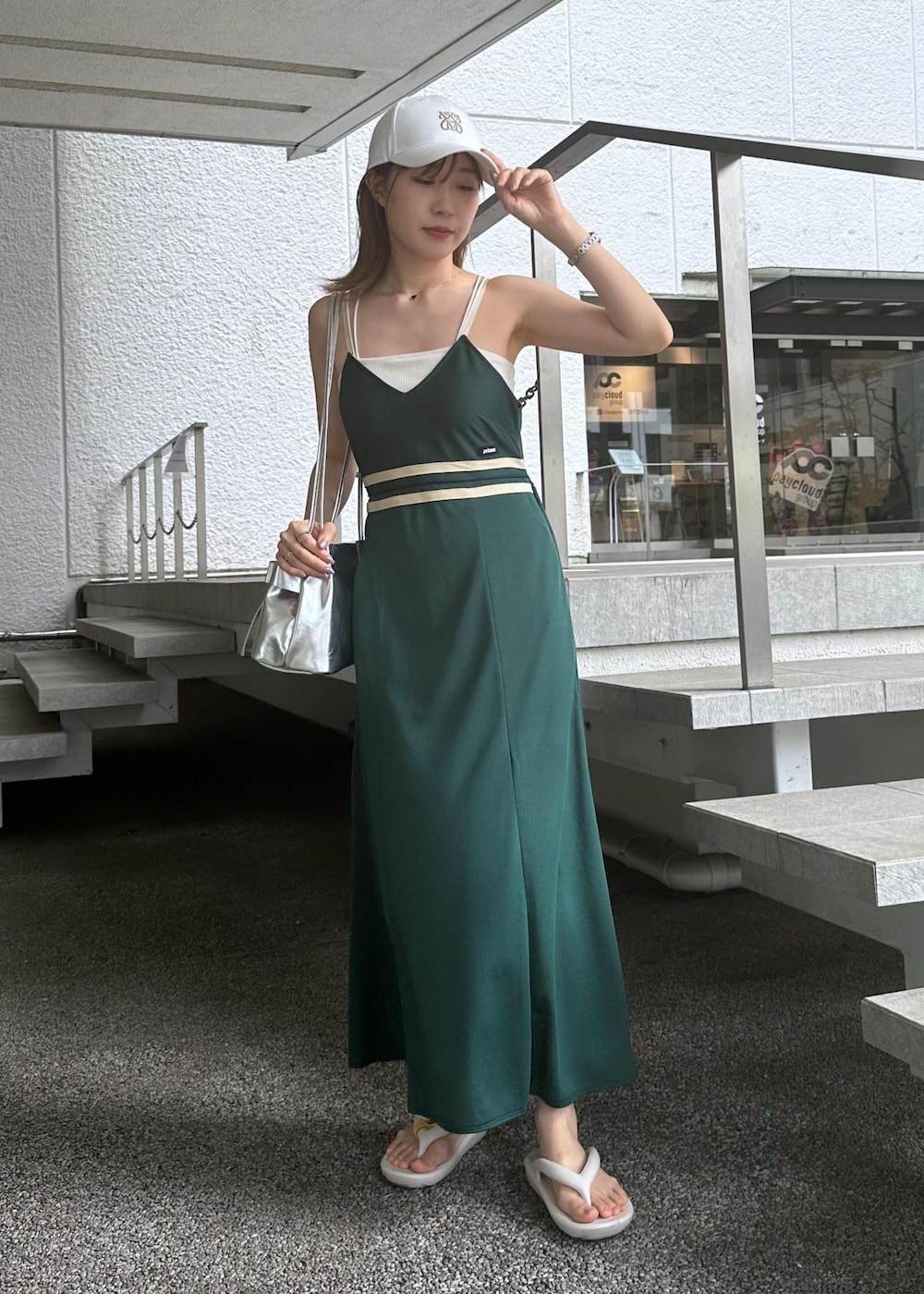ホワイト系のキャミソール、シルバー系のショルダーバッグ、グリーン系のワンピースを着用したレディースの夏コーディネートの2枚目の写真