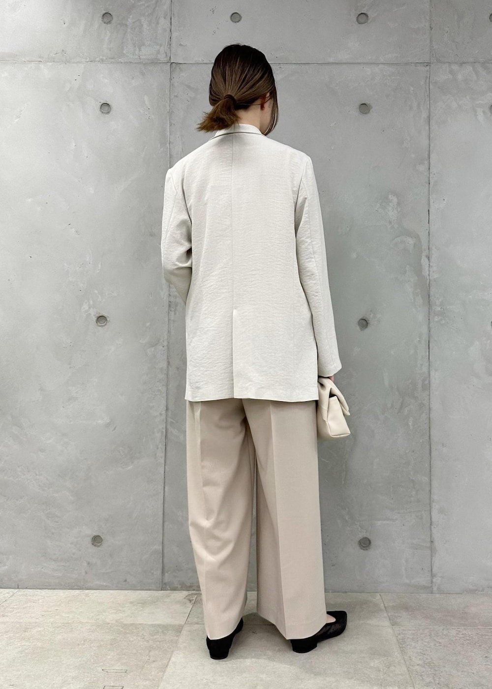 ホワイト系のショルダーバッグ、ブラック系のパンプス、ホワイト系のサロペット/オーバーオールを着用したレディースの春コーディネートの2枚目の写真