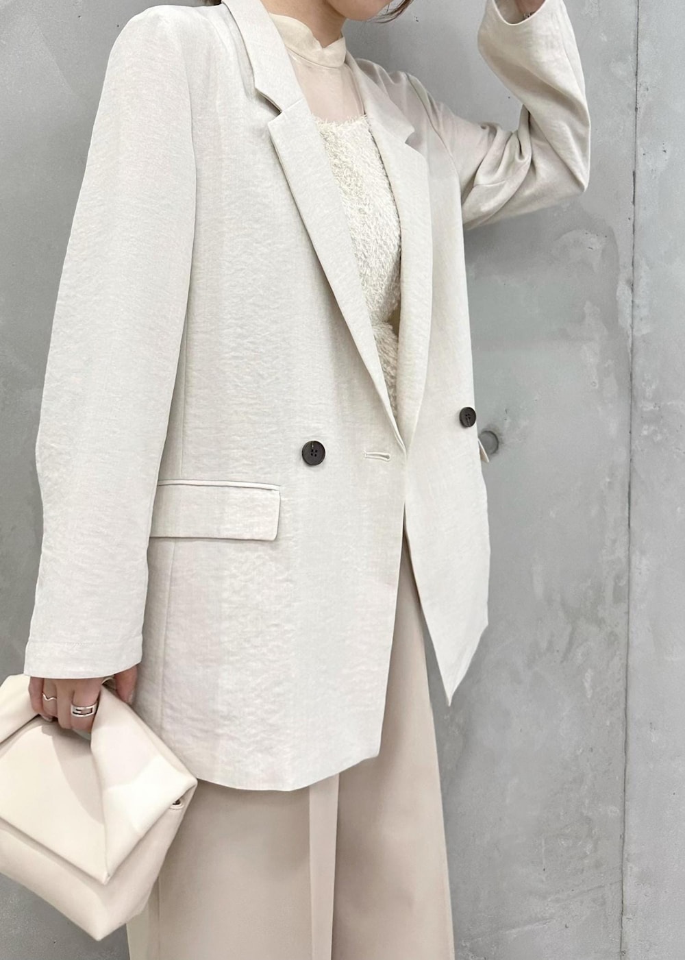 ホワイト系のショルダーバッグ、ブラック系のパンプス、ホワイト系のサロペット/オーバーオールを着用したレディースの春コーディネートの3枚目の写真