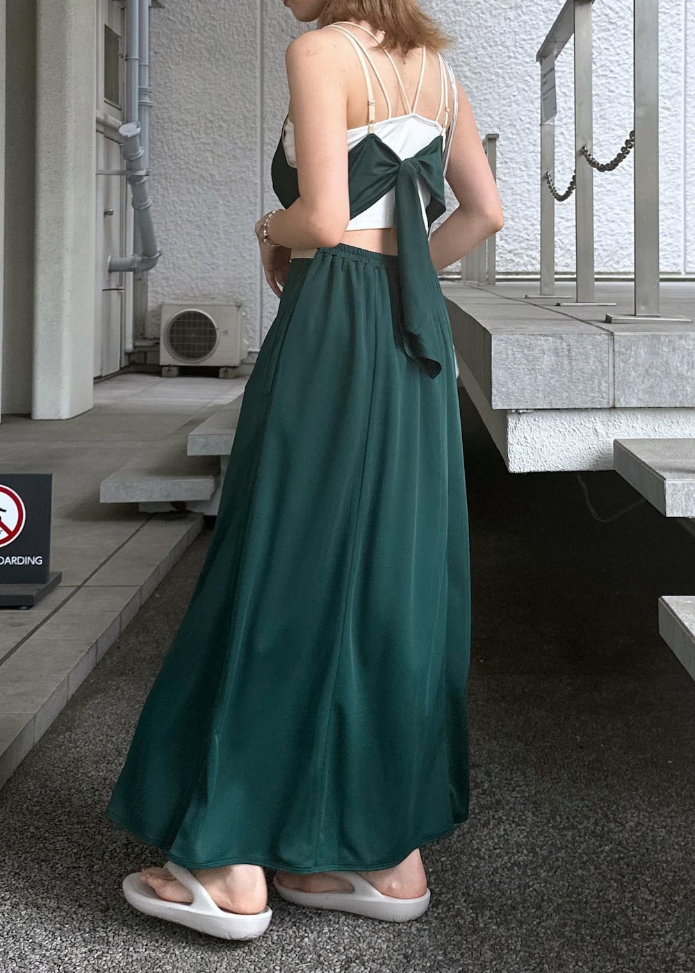 ホワイト系のキャミソール、シルバー系のショルダーバッグ、グリーン系のワンピースを着用したレディースの夏コーディネートの5枚目の写真