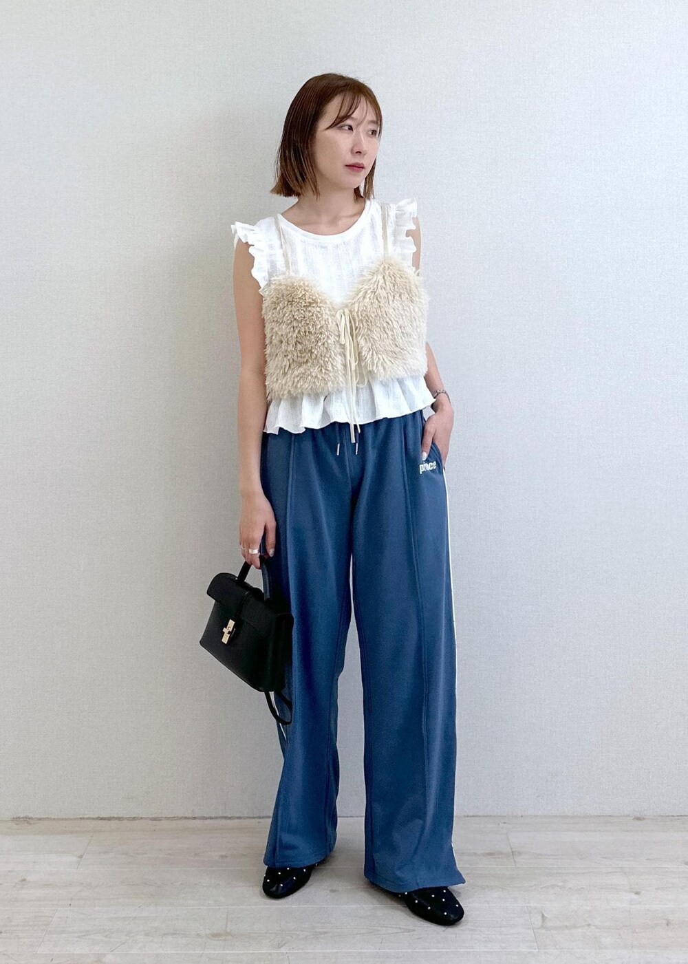 ブラック系のバレエシューズ、ホワイト系のキャミソール、ホワイト系のTシャツ/カットソーを着用したレディースの夏コーディネートの2枚目の写真