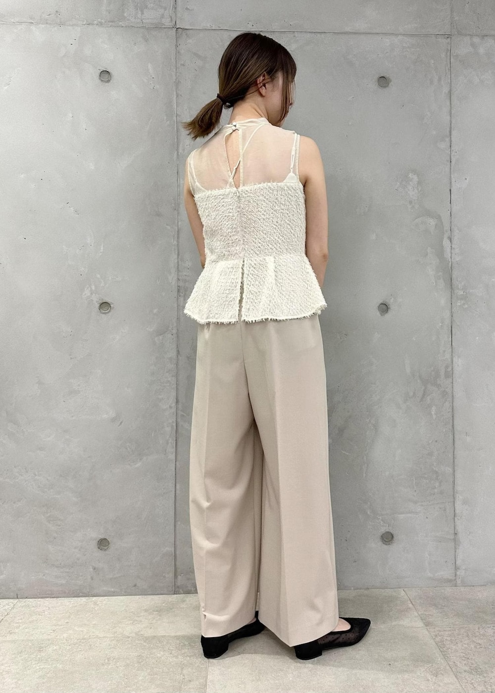 ブラック系のパンプス、ホワイト系のショルダーバッグ、ホワイト系のサロペット/オーバーオールを着用したレディースの春コーディネートの3枚目の写真