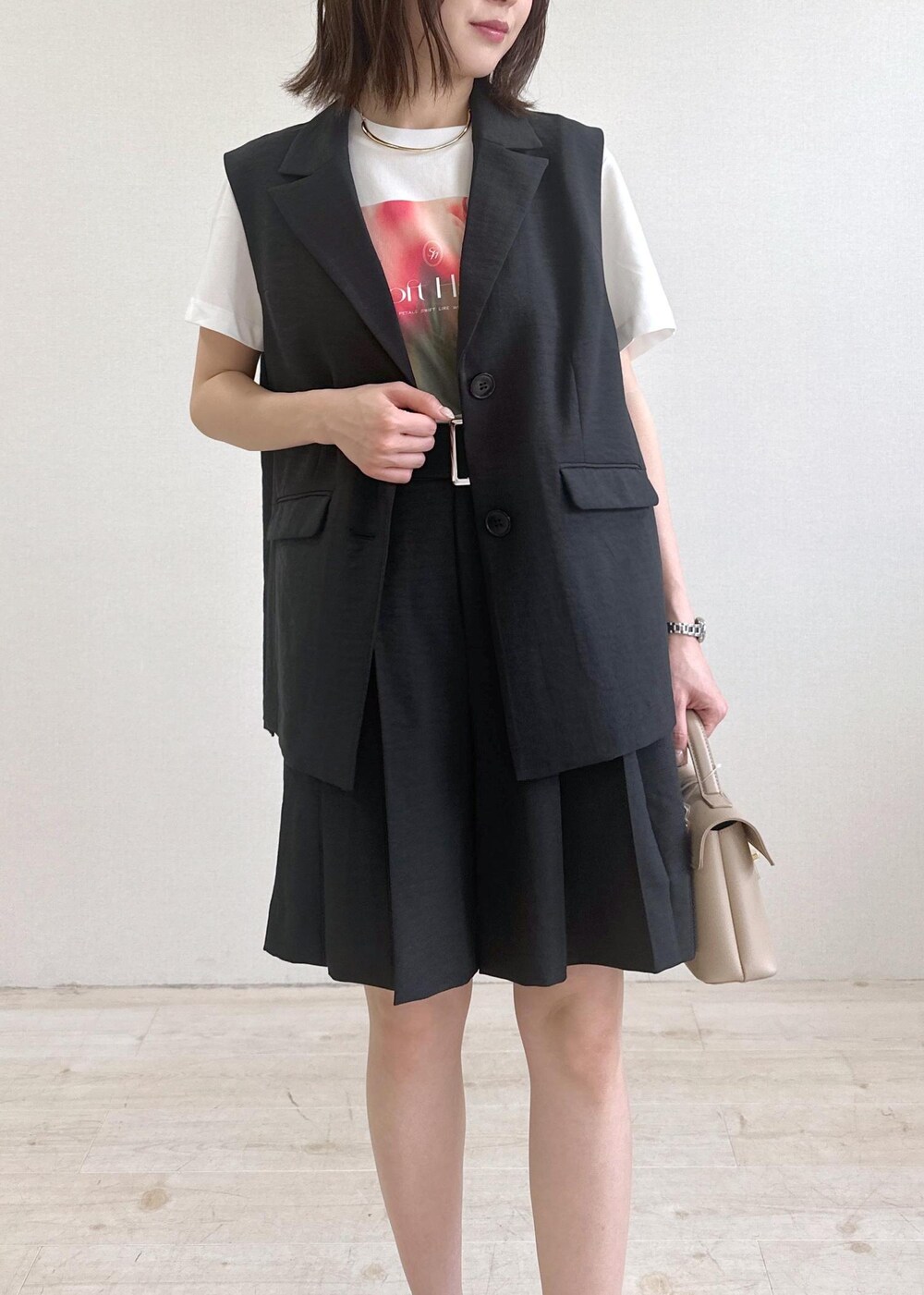 ベージュ系のショルダーバッグ、レッド系のサンダル、ホワイト系のTシャツ/カットソーを着用したレディースの春コーディネートの4枚目の写真