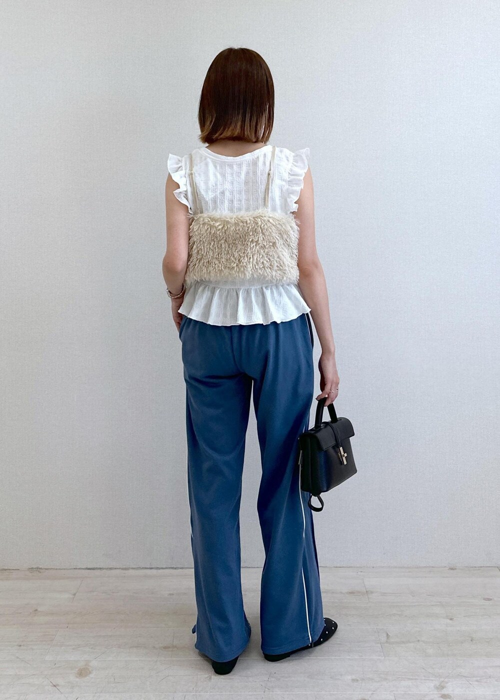 ブラック系のバレエシューズ、ホワイト系のキャミソール、ホワイト系のTシャツ/カットソーを着用したレディースの夏コーディネートの3枚目の写真