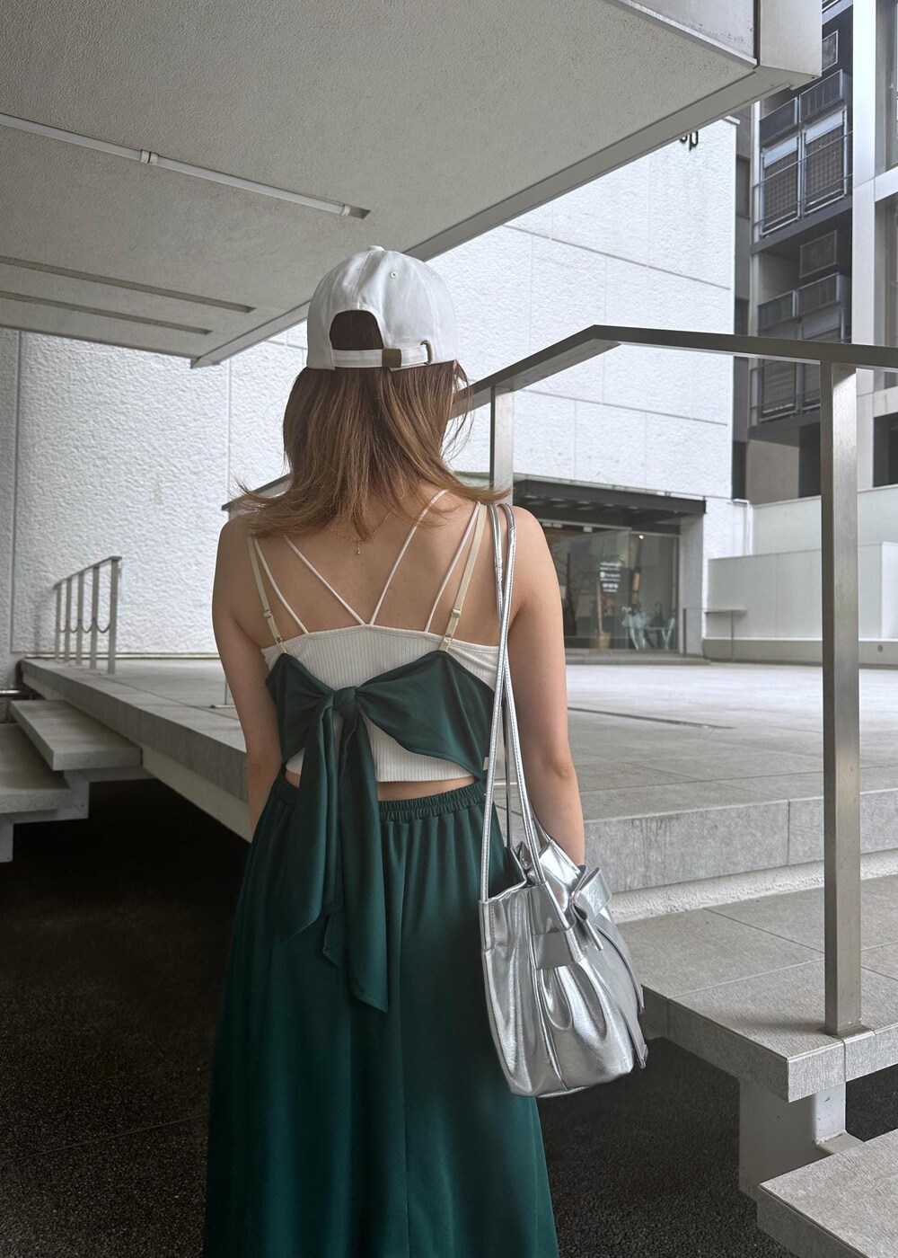 ホワイト系のキャミソール、シルバー系のショルダーバッグ、グリーン系のワンピースを着用したレディースの夏コーディネートの6枚目の写真