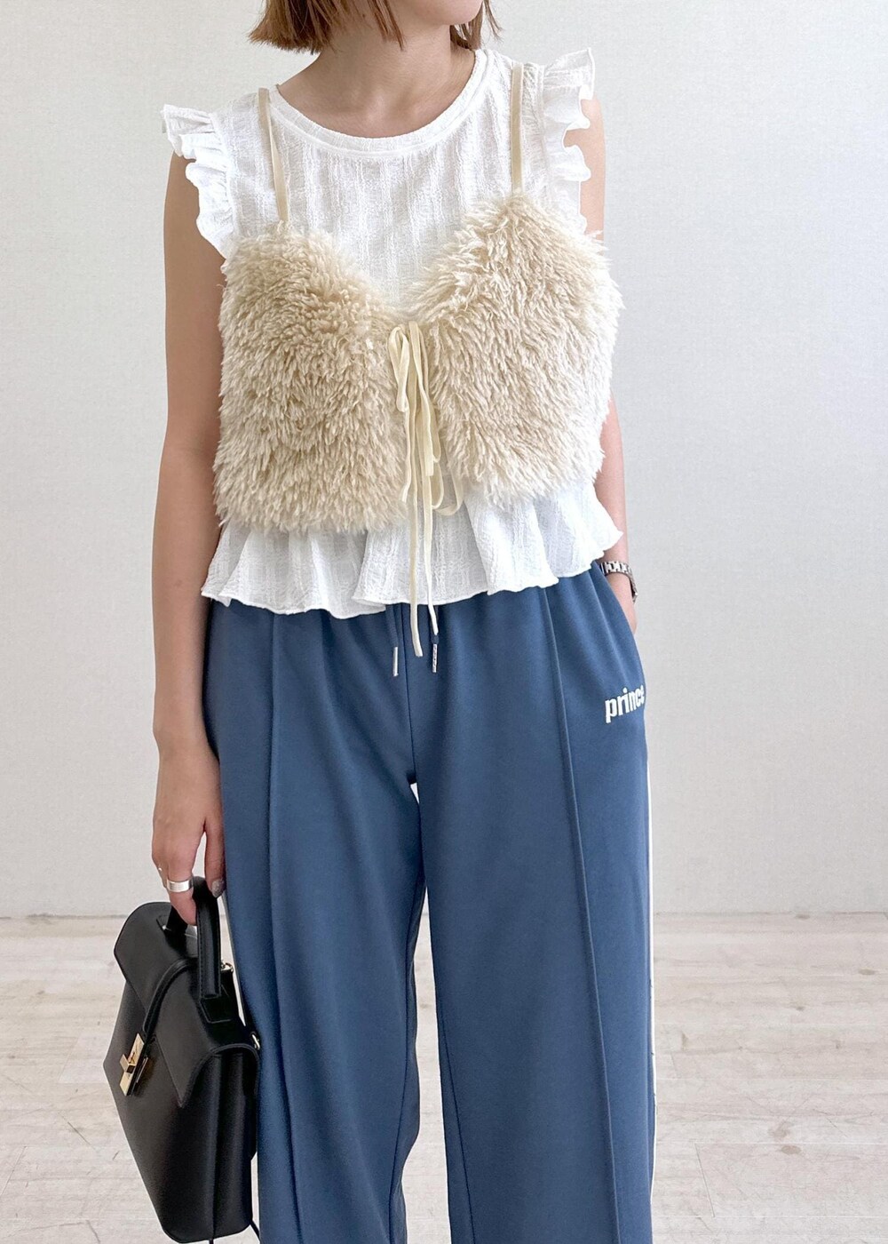 ブラック系のバレエシューズ、ホワイト系のキャミソール、ホワイト系のTシャツ/カットソーを着用したレディースの夏コーディネートの5枚目の写真