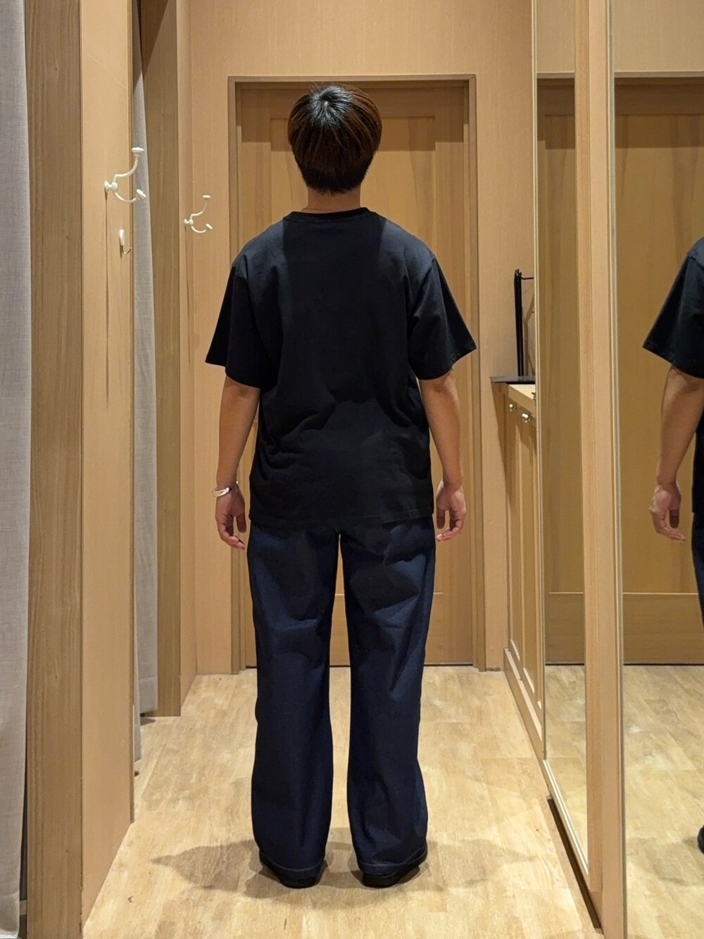 ブラック系のTシャツ/カットソー、ブルー系のデニムパンツを着用したメンズの夏コーディネートの3枚目の写真