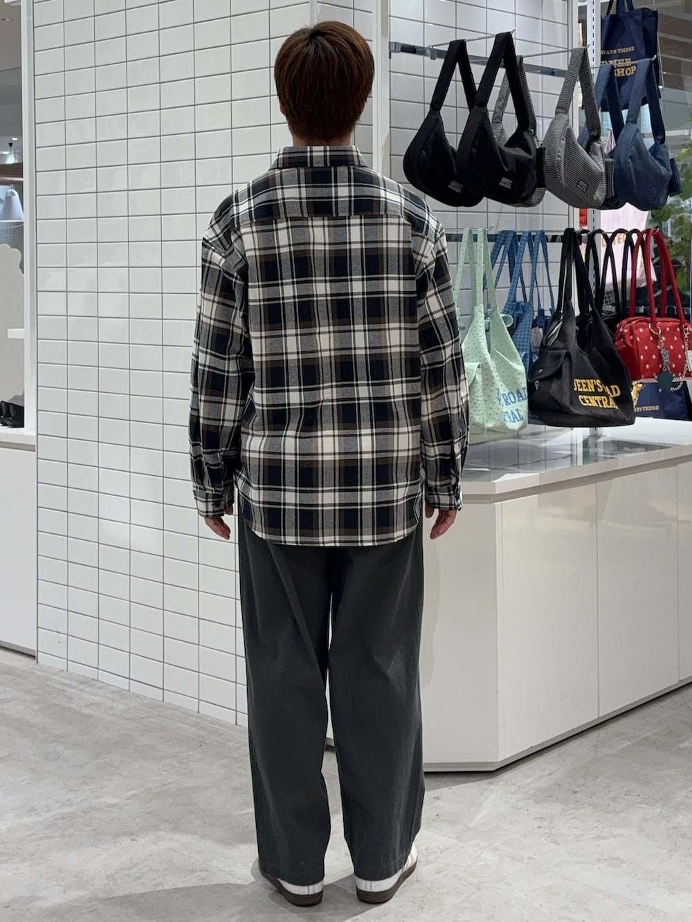 ブラウン系のシャツ/ブラウス、グレー系のチノパンツを着用したメンズの春コーディネートの3枚目の写真