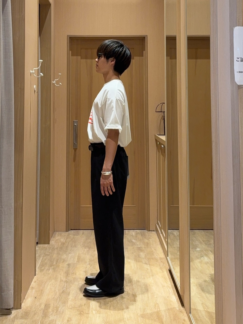 ホワイト系のTシャツ/カットソー、ブラック系のスラックス、グリーン系のサングラスを着用したメンズの夏コーディネートの2枚目の写真