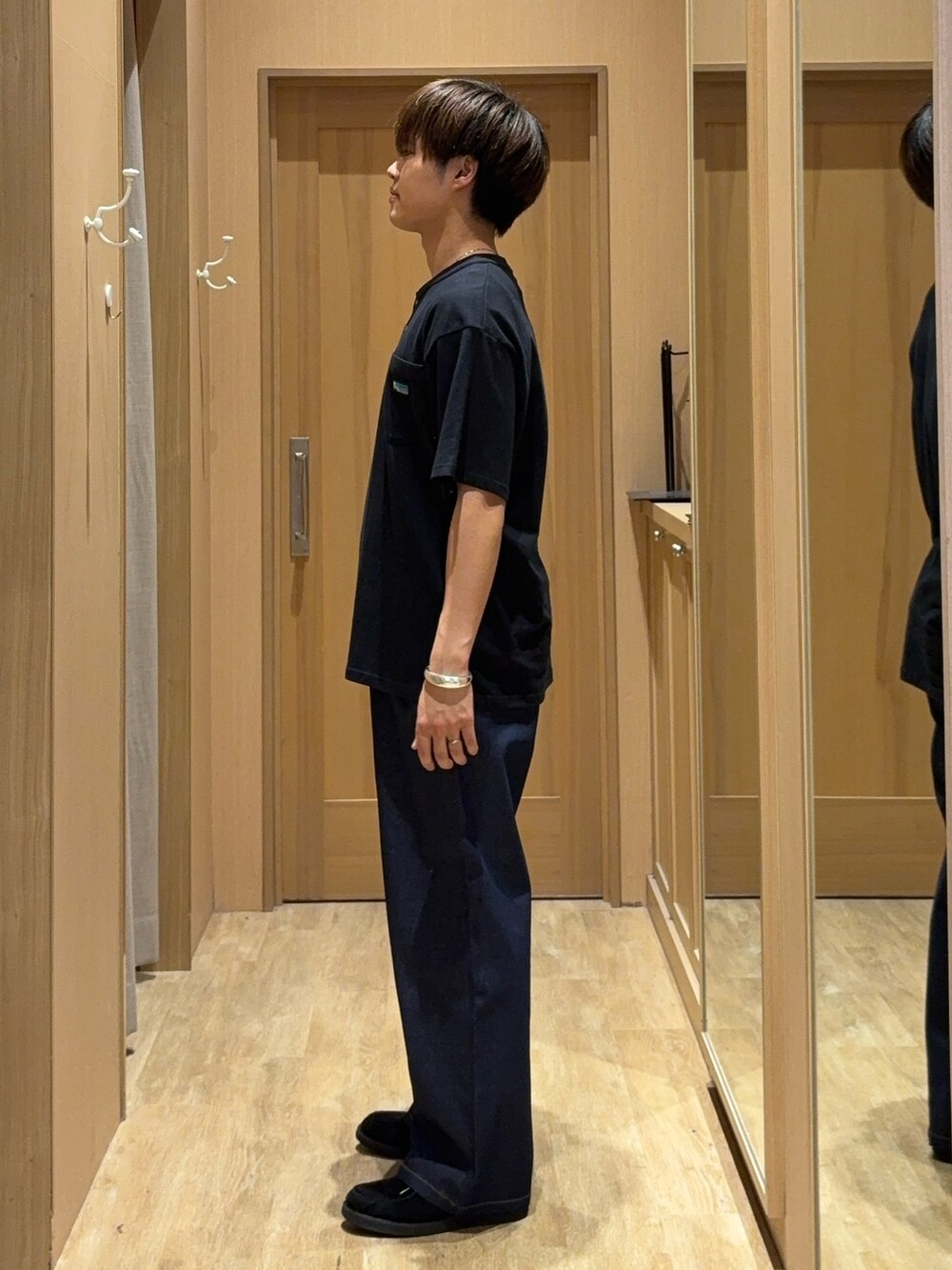 ブラック系のTシャツ/カットソー、ブルー系のデニムパンツを着用したメンズの夏コーディネートの2枚目の写真