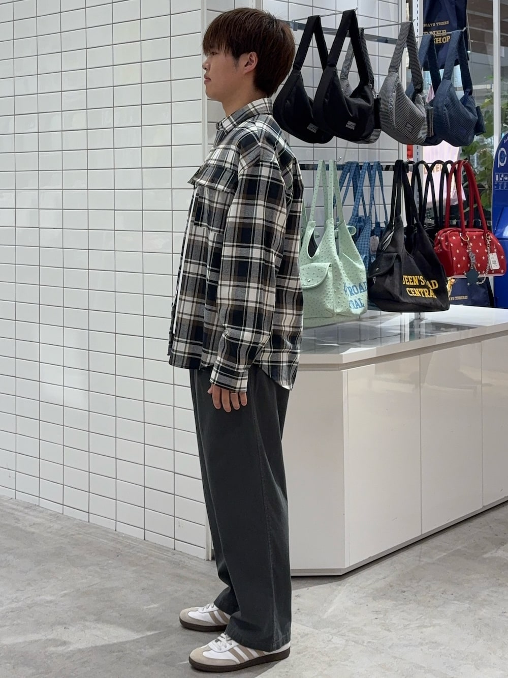 ブラウン系のシャツ/ブラウス、グレー系のチノパンツを着用したメンズの春コーディネートの2枚目の写真