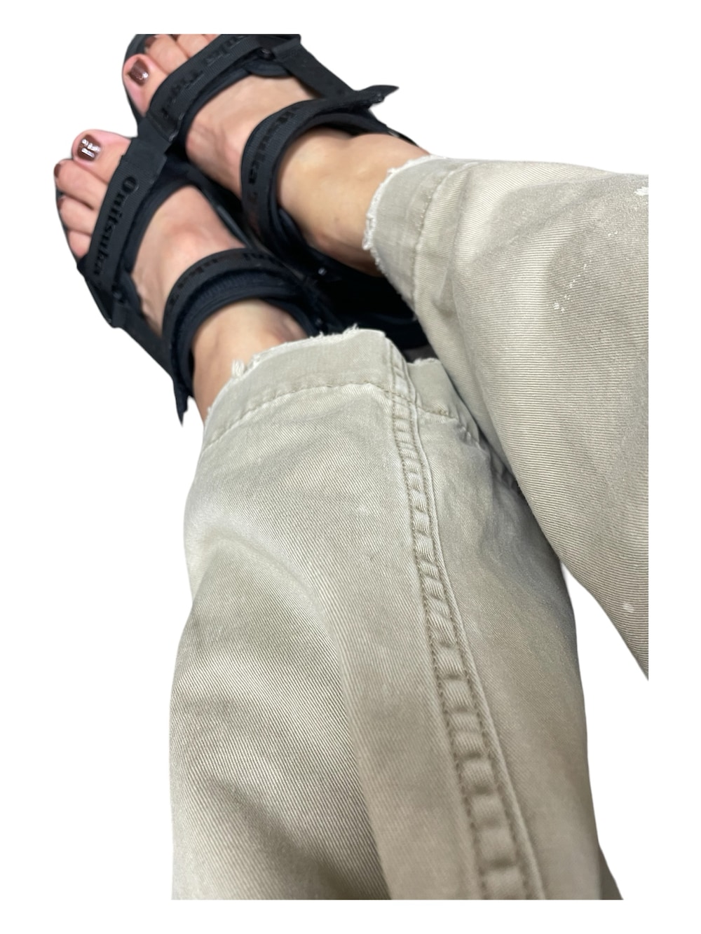 ホワイト系のシャツ/ブラウス、ベージュ系のチノパンツ、ブラック系のサンダルを着用したレディースの夏コーディネートの2枚目の写真