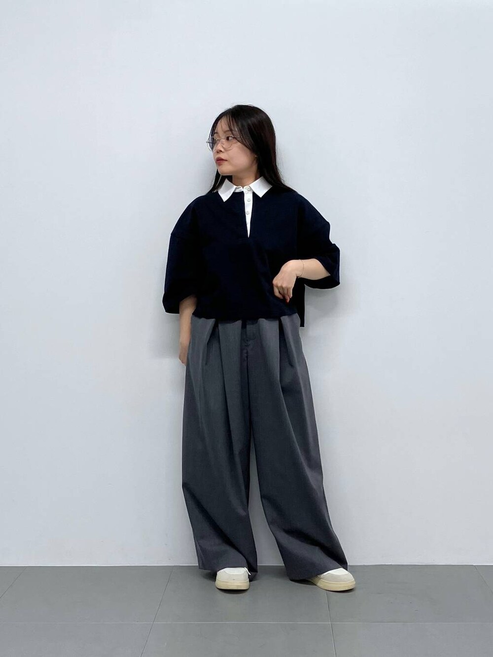 ブルー系のTシャツ/カットソーを着用したレディースの夏コーディネートの2枚目の写真