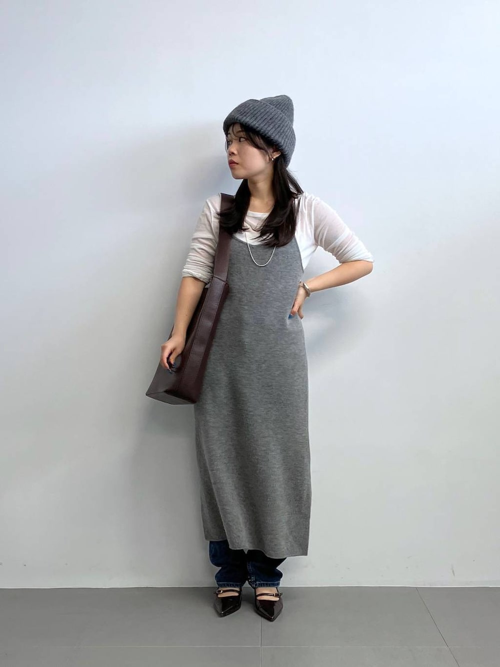 ホワイト系のTシャツ/カットソー、グレー系のワンピースを着用したレディースの秋コーディネートの2枚目の写真