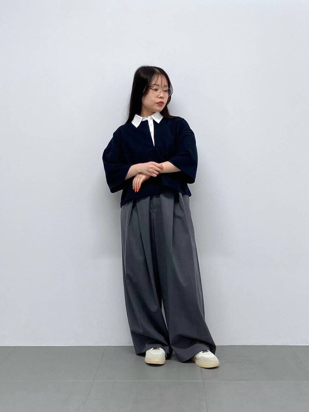 ブルー系のTシャツ/カットソーを着用したレディースの夏コーディネートの5枚目の写真