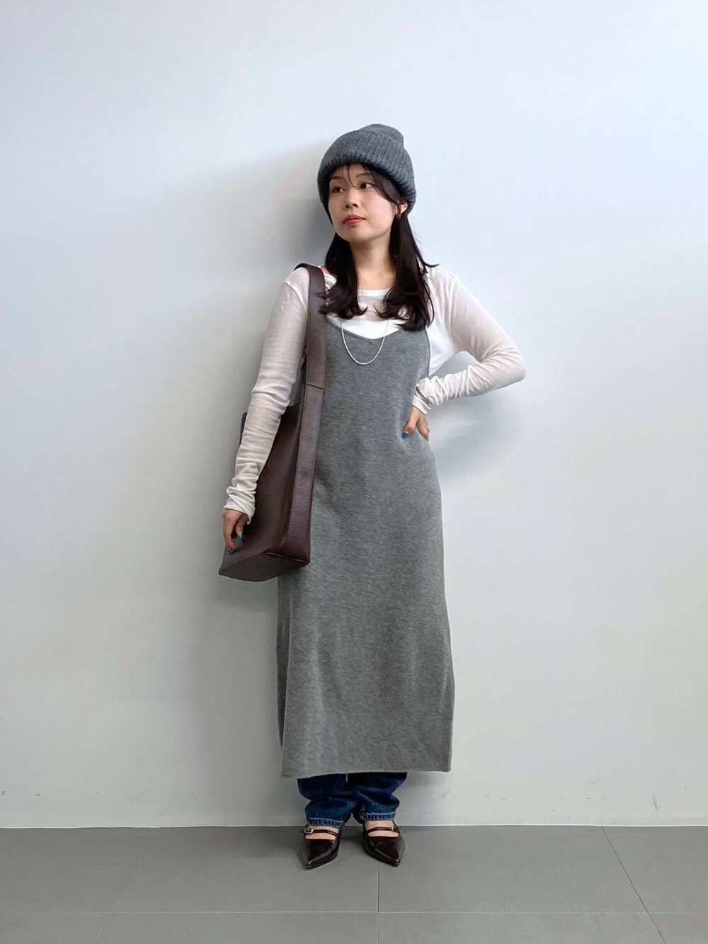 ホワイト系のTシャツ/カットソー、グレー系のワンピースを着用したレディースの秋コーディネートの5枚目の写真