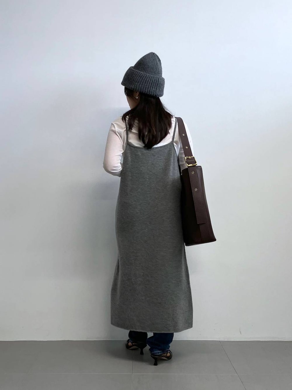 ホワイト系のTシャツ/カットソー、グレー系のワンピースを着用したレディースの秋コーディネートの4枚目の写真