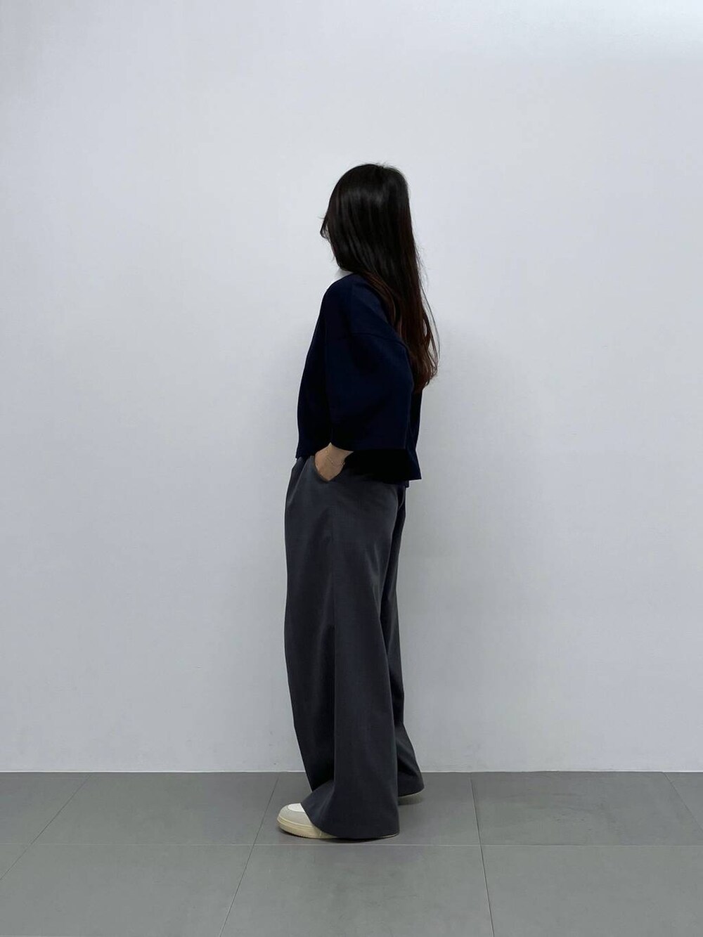 ブルー系のTシャツ/カットソーを着用したレディースの夏コーディネートの3枚目の写真