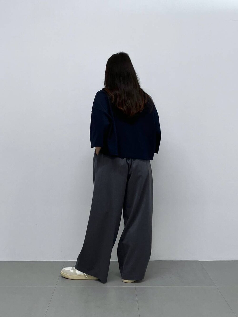 ブルー系のTシャツ/カットソーを着用したレディースの夏コーディネートの4枚目の写真