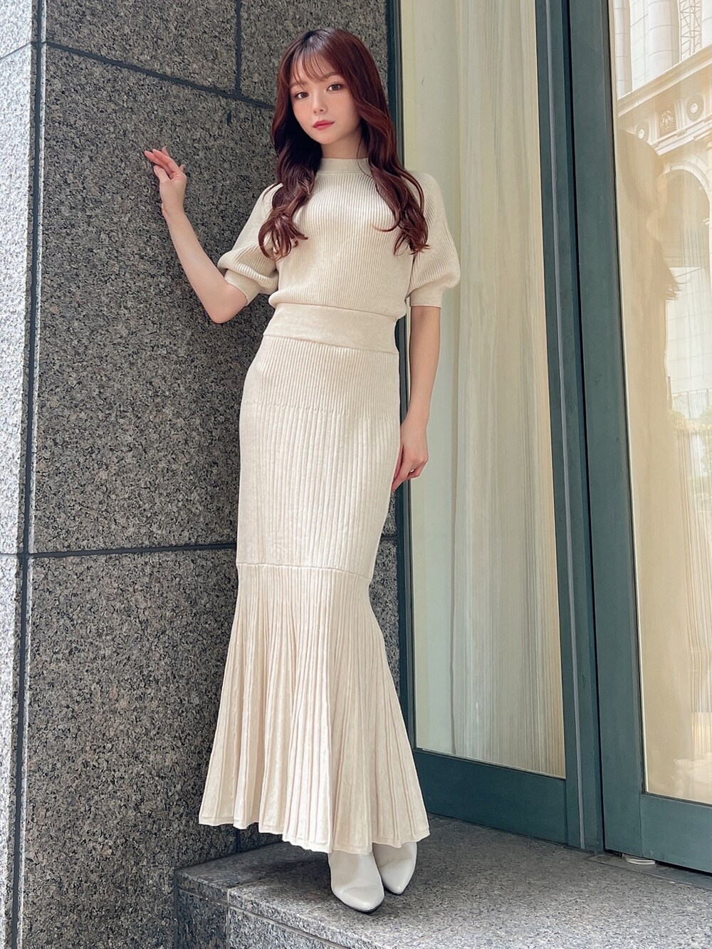 ブラック系のテーラードジャケット、ホワイト系のワンピースを着用したレディースの秋コーディネートの5枚目の写真