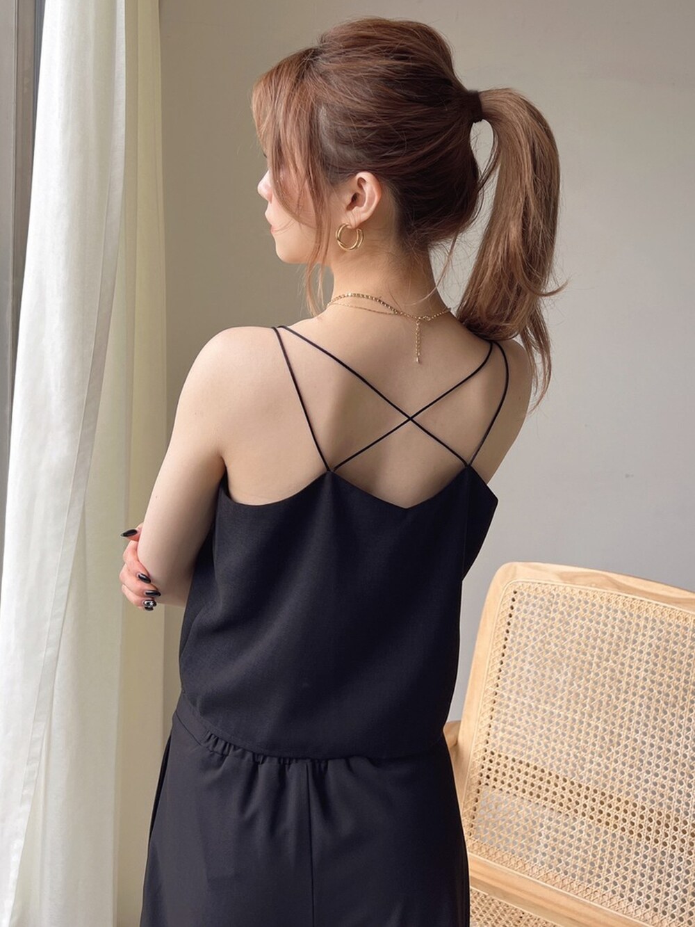 ブラック系のキャミソール、ブラック系のサンダル、ブラック系のその他パンツを着用したレディースの夏コーディネートの4枚目の写真