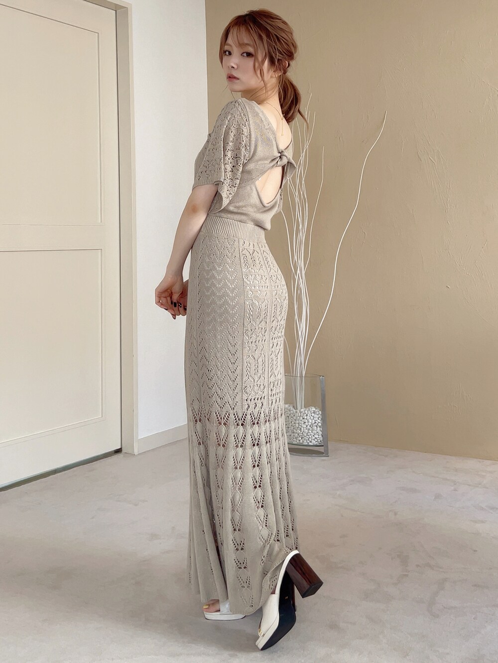 ベージュ系のワンピース、ホワイト系のサンダルを着用したレディースの春コーディネートの3枚目の写真