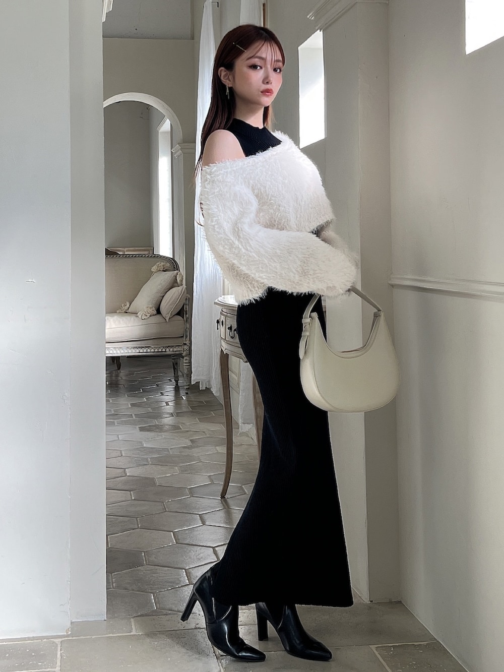 その他のワンピース、ホワイト系のハンドバッグ、ブラック系のブーツを着用したレディースの冬コーディネートの3枚目の写真
