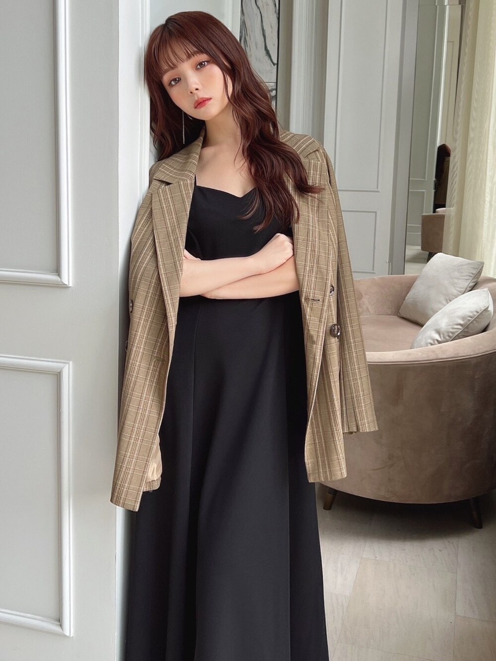 ブラック系のワンピース、グリーン系のテーラードジャケット、ブラック系のサンダルを着用したレディースの夏コーディネートの4枚目の写真