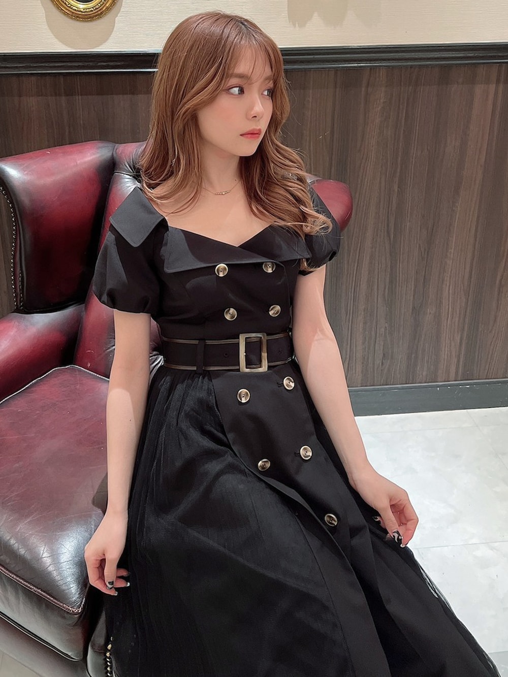 ブラック系のワンピース、ブラック系のパンプスを着用したレディースの冬コーディネートの5枚目の写真