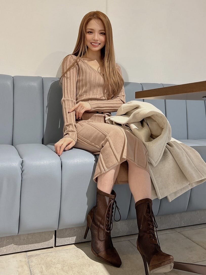 ホワイト系のその他アウター、ブラウン系のブーツ、ベージュ系のワンピースを着用したレディースの秋コーディネートの4枚目の写真