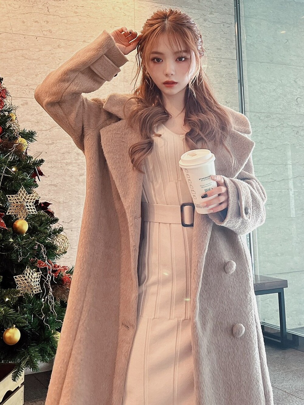 ホワイト系のブーツ、ベージュ系のその他アウター、ベージュ系のワンピースを着用したレディースの冬コーディネートの2枚目の写真