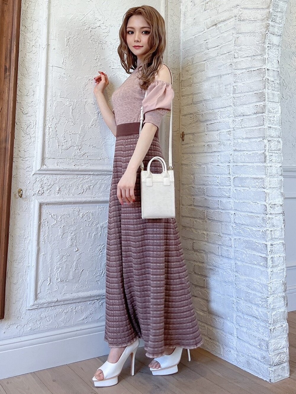 ピンク系のワンピース、ホワイト系のパンプスを着用したレディースの春コーディネートの3枚目の写真