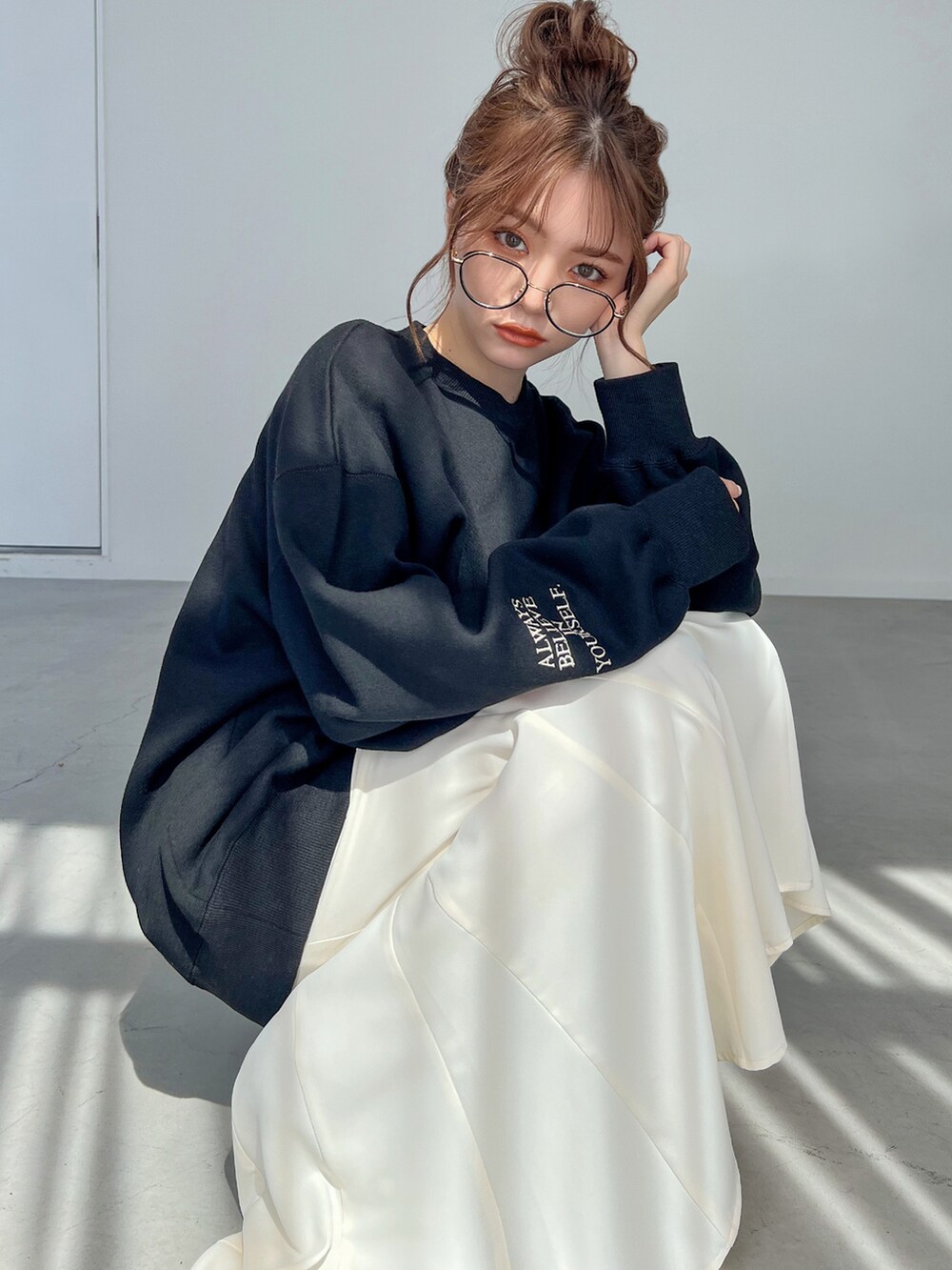 ホワイト系のブーツ、ホワイト系のスカートを着用したレディースの秋コーディネートの2枚目の写真