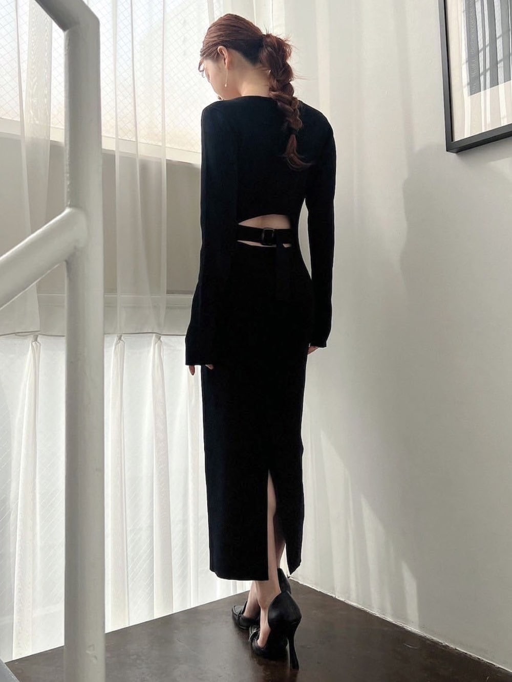 ブラック系のワンピースを着用したレディースの秋コーディネートの5枚目の写真