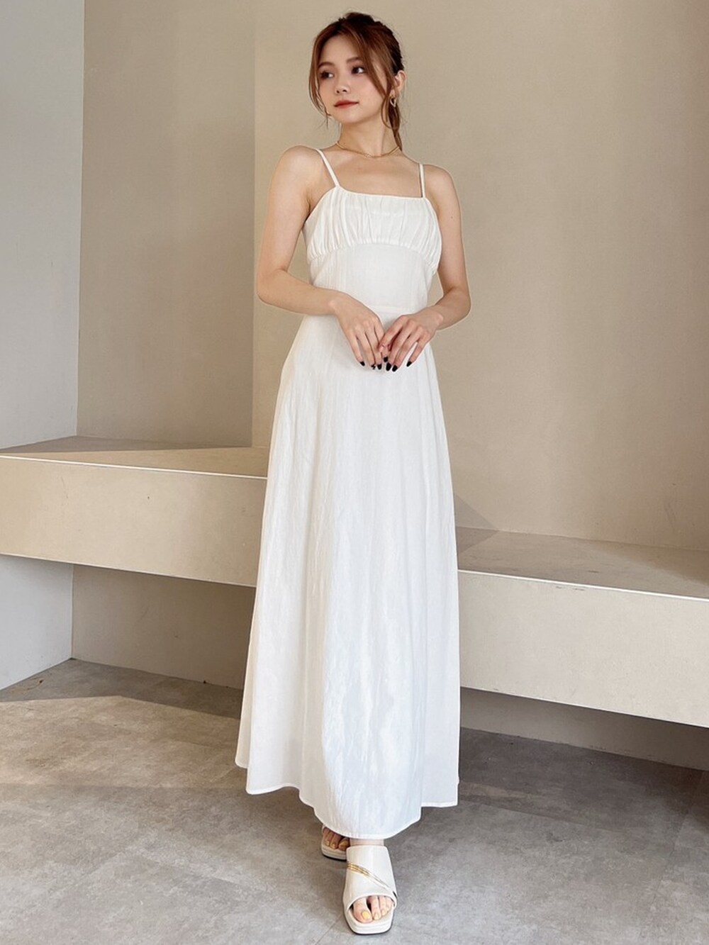 ホワイト系のサンダル、ホワイト系のワンピースを着用したレディースの夏コーディネートの2枚目の写真