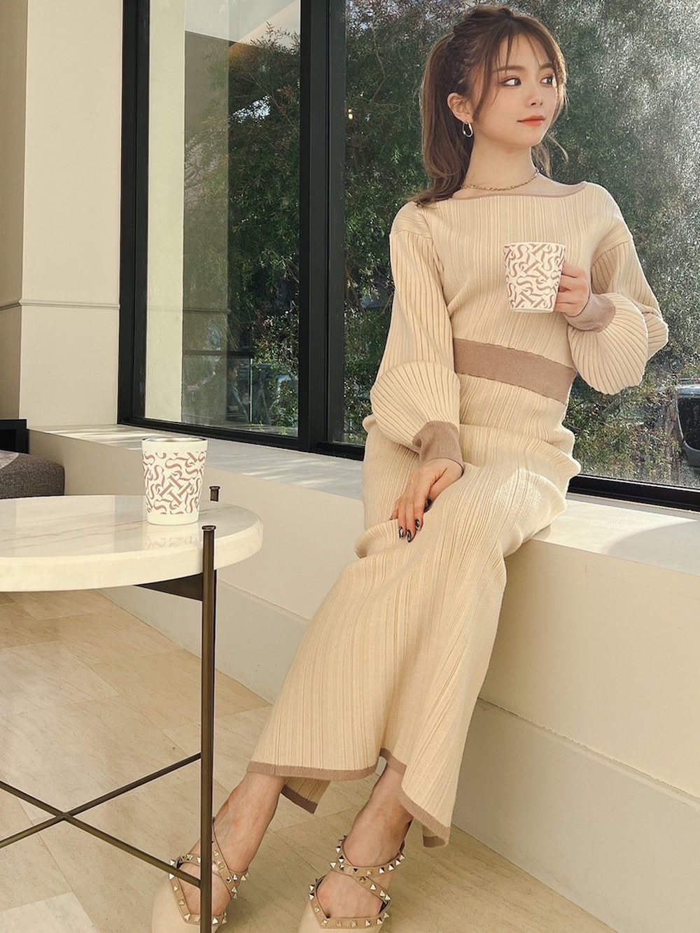 ホワイト系のワンピース、ベージュ系のサンダルを着用したレディースの冬コーディネートの2枚目の写真