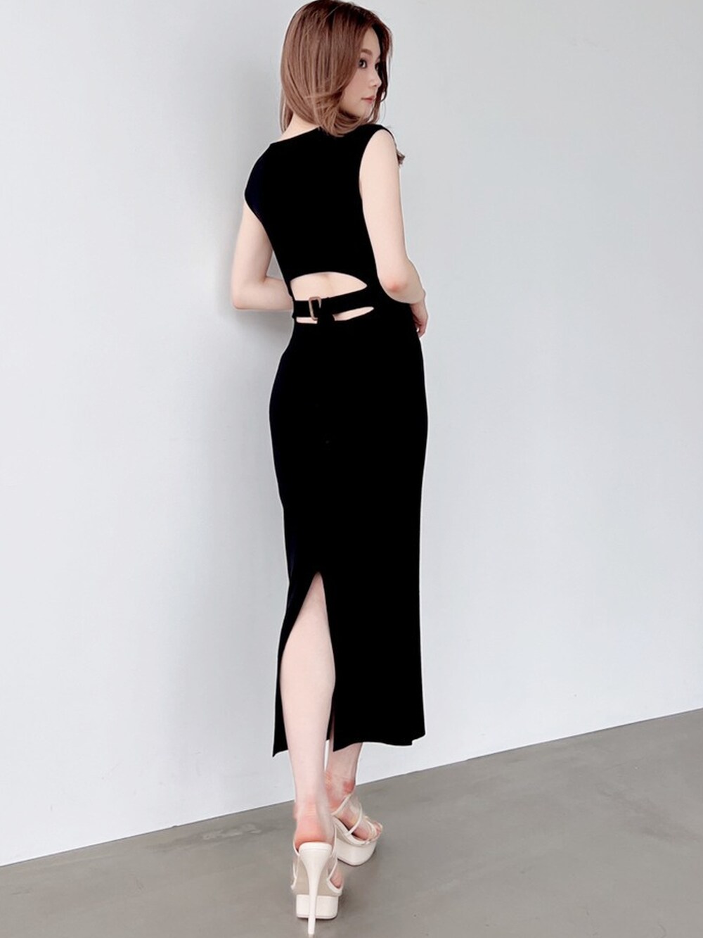 ベージュ系のサンダル、ブラック系のワンピースを着用したレディースの夏コーディネートの2枚目の写真