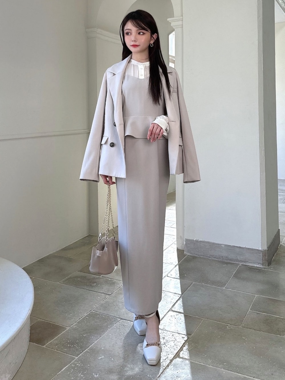 ベージュ系のワンピース、ベージュ系のテーラードジャケット、ベージュ系のハンドバッグを着用したレディースの冬コーディネートの2枚目の写真