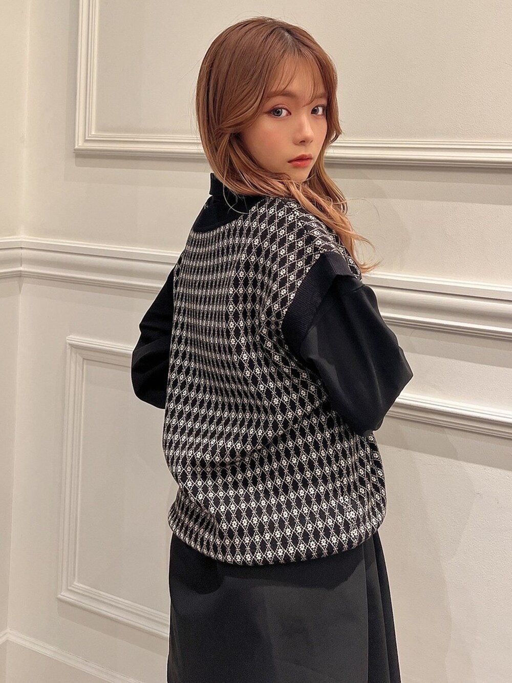 ブラック系のブーツ、ブラック系のワンピース、ブラック系のベストを着用したレディースの冬コーディネートの4枚目の写真