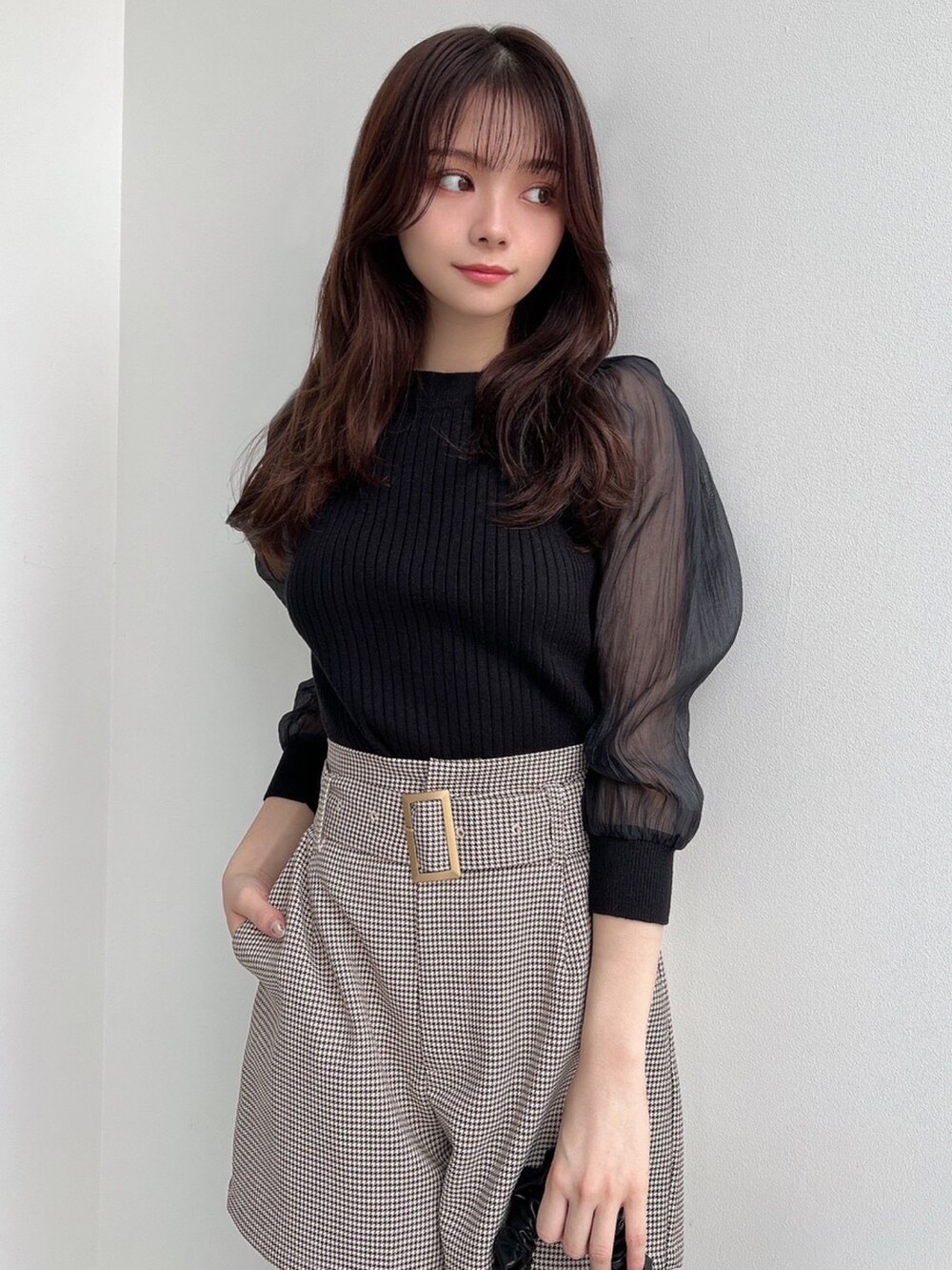 その他のテーラードジャケット、その他のその他パンツ、ブラック系のニット/セーターを着用したレディースの冬コーディネートの5枚目の写真