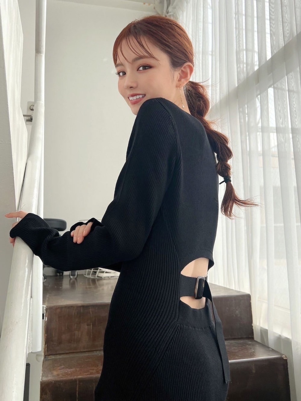 ブラック系のワンピースを着用したレディースの秋コーディネートの3枚目の写真