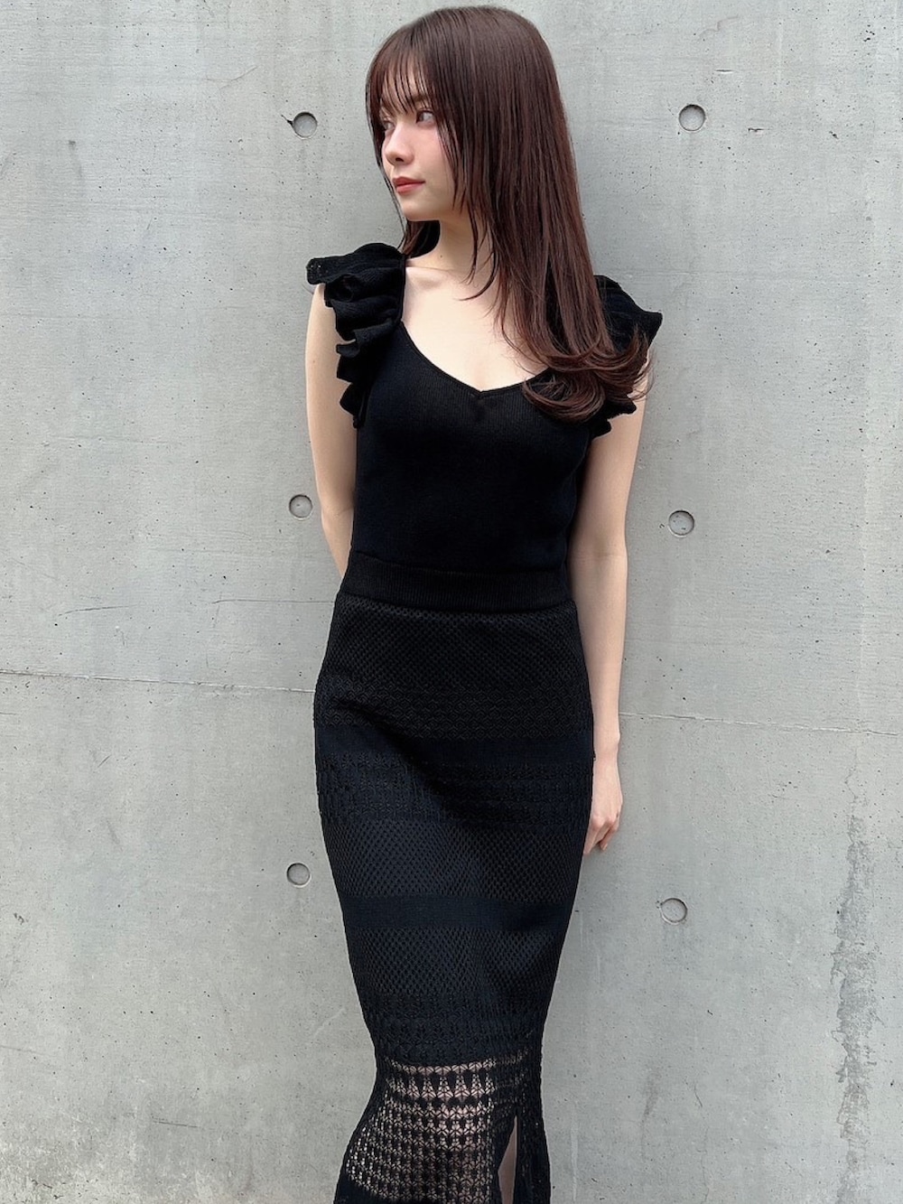 ブラック系のワンピース、ブラック系のサンダルを着用したレディースの春コーディネートの4枚目の写真