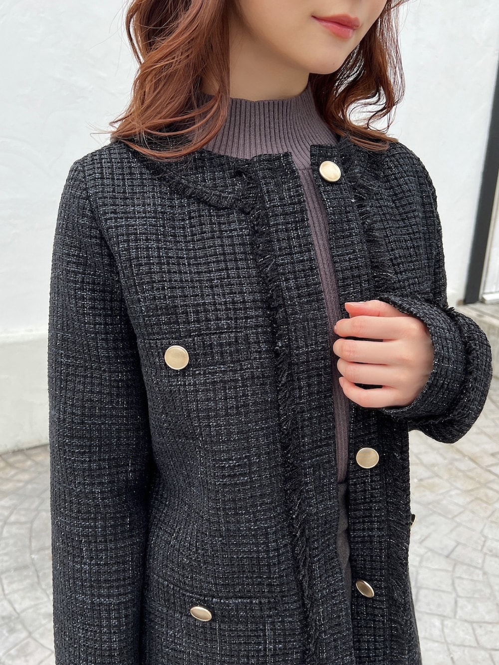 ブラック系のノーカラージャケット、グレー系のニット/セーター、グレー系のその他パンツを着用したレディースの秋コーディネートの4枚目の写真