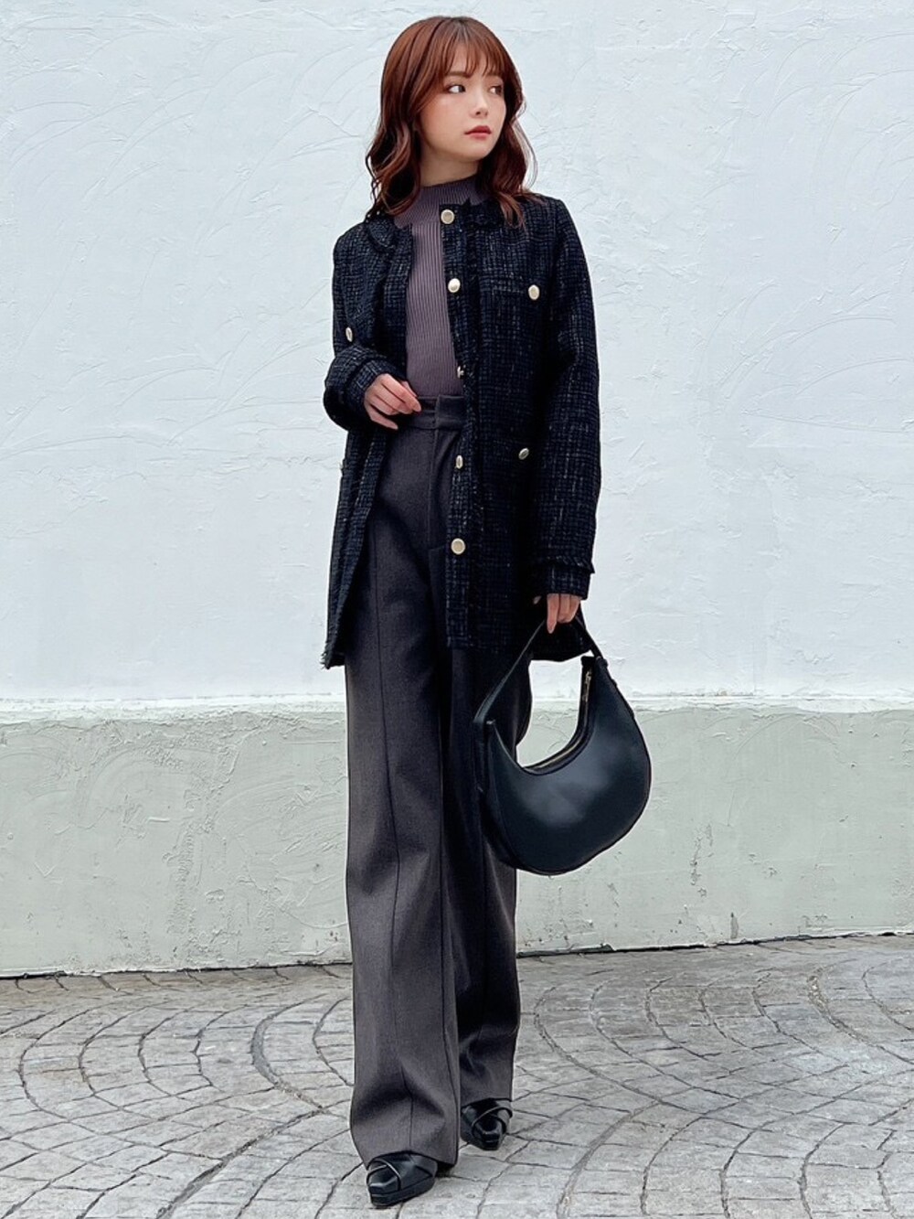 ブラック系のノーカラージャケット、グレー系のニット/セーター、グレー系のその他パンツを着用したレディースの秋コーディネートの2枚目の写真