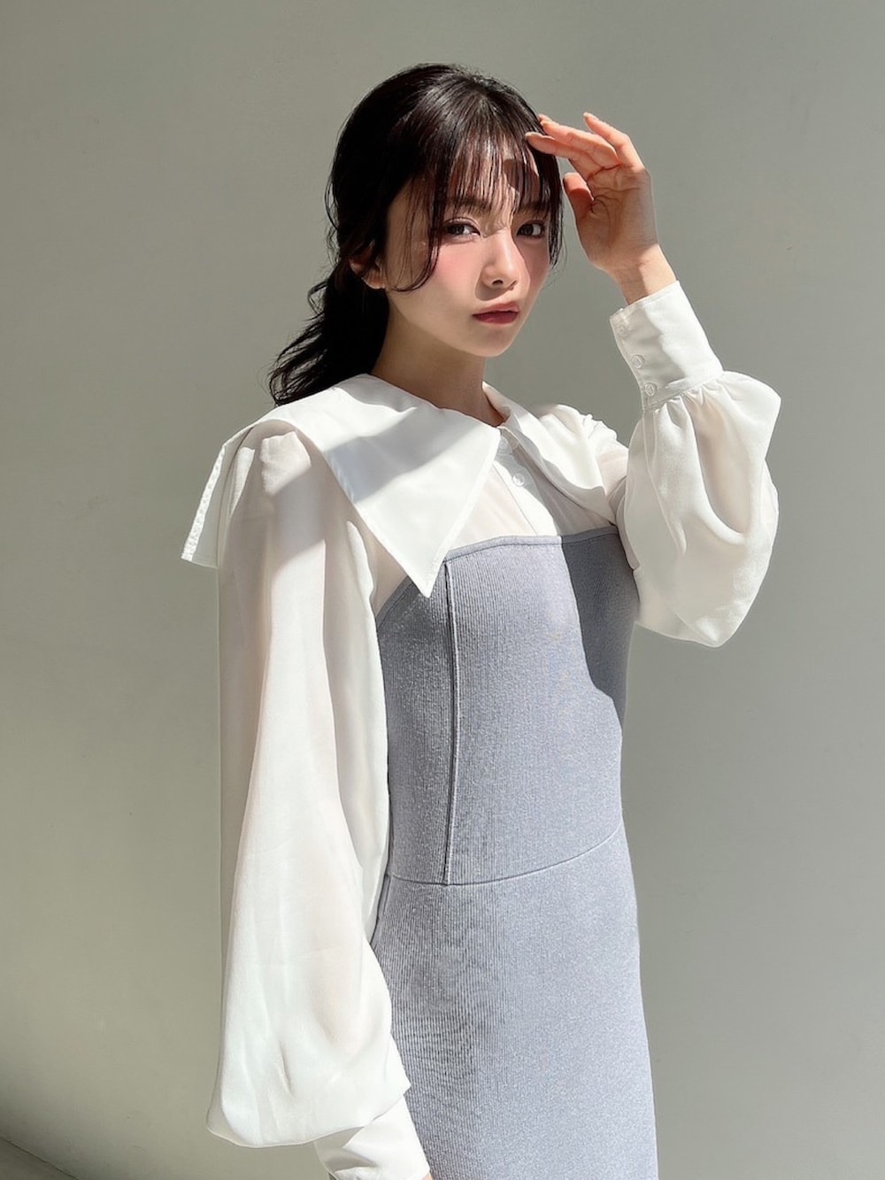 ブルー系のワンピース、ホワイト系のトレンチコートを着用したレディースの冬コーディネートの3枚目の写真