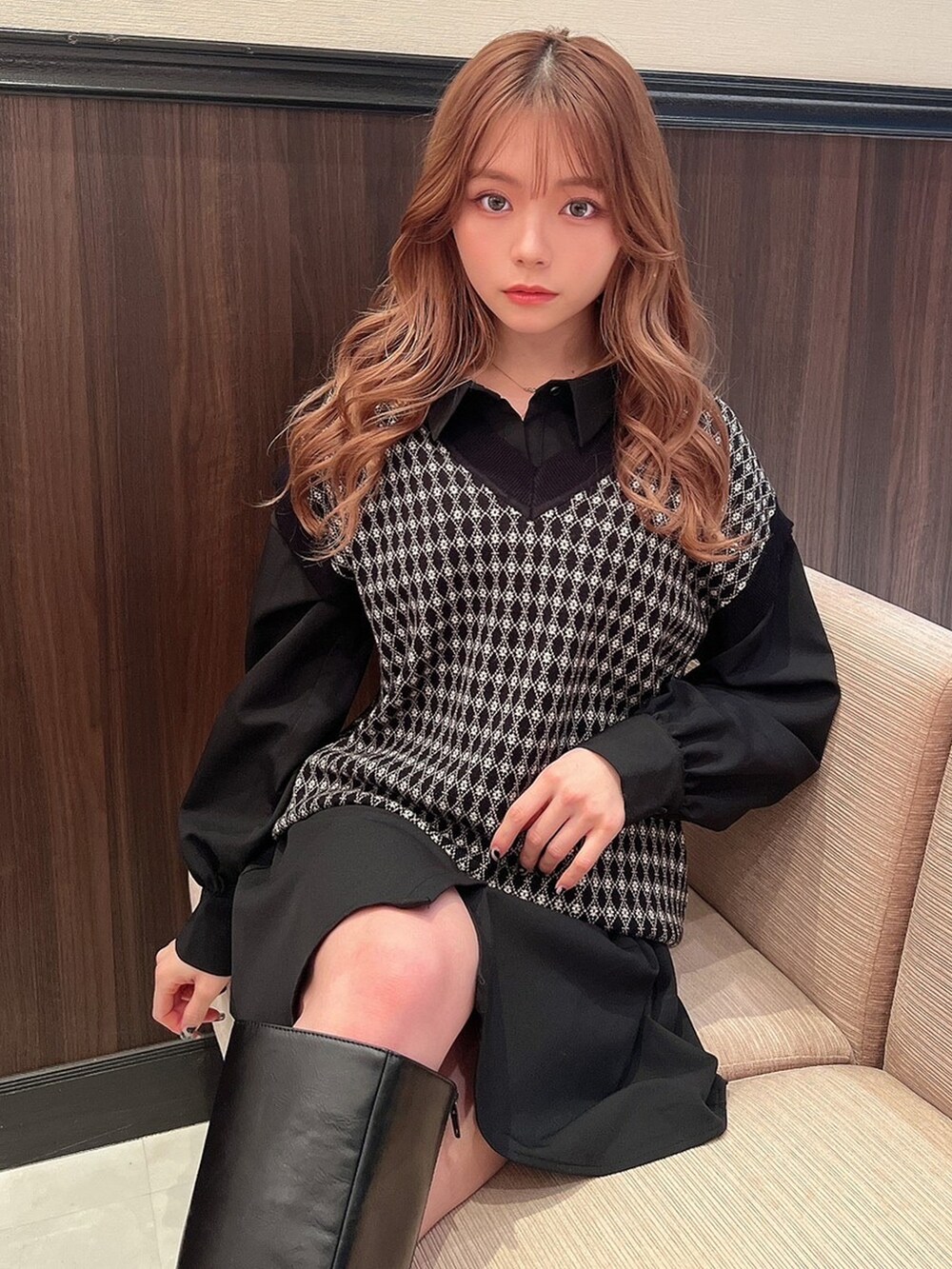 ブラック系のブーツ、ブラック系のワンピース、ブラック系のベストを着用したレディースの冬コーディネートの2枚目の写真