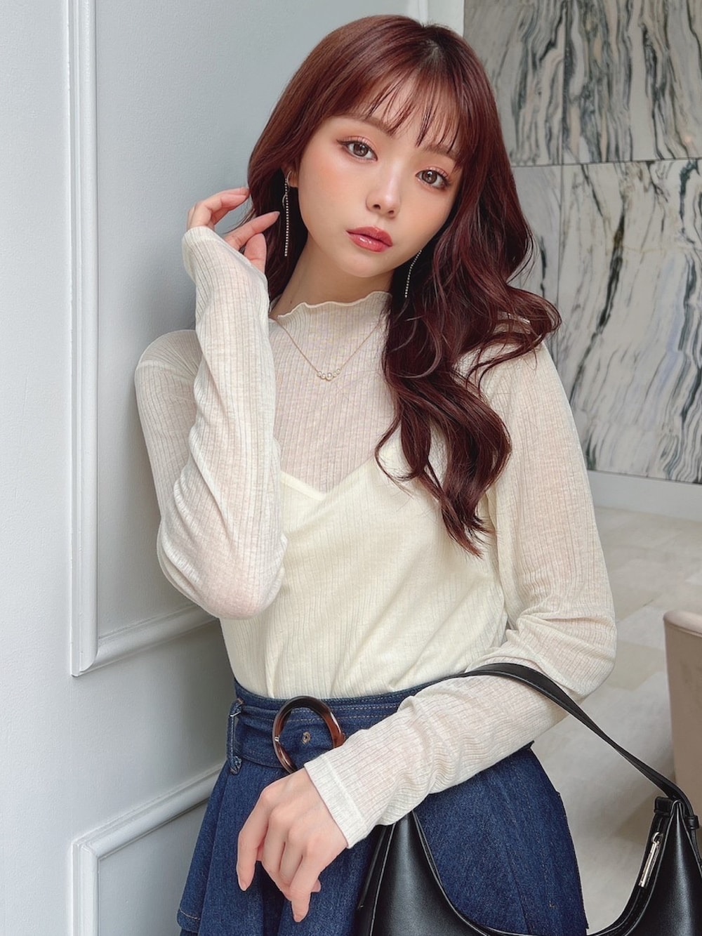 ホワイト系のTシャツ/カットソー、ブルー系のスカート、ブラック系のサンダルを着用したレディースの夏コーディネートの6枚目の写真