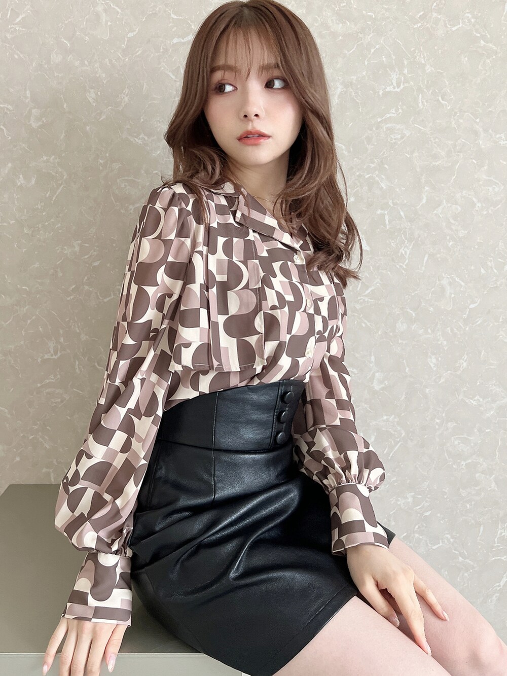 ブラック系のスカート、ブラック系のブーツ、ブラウン系のシャツ/ブラウスを着用したレディースの夏コーディネートの3枚目の写真