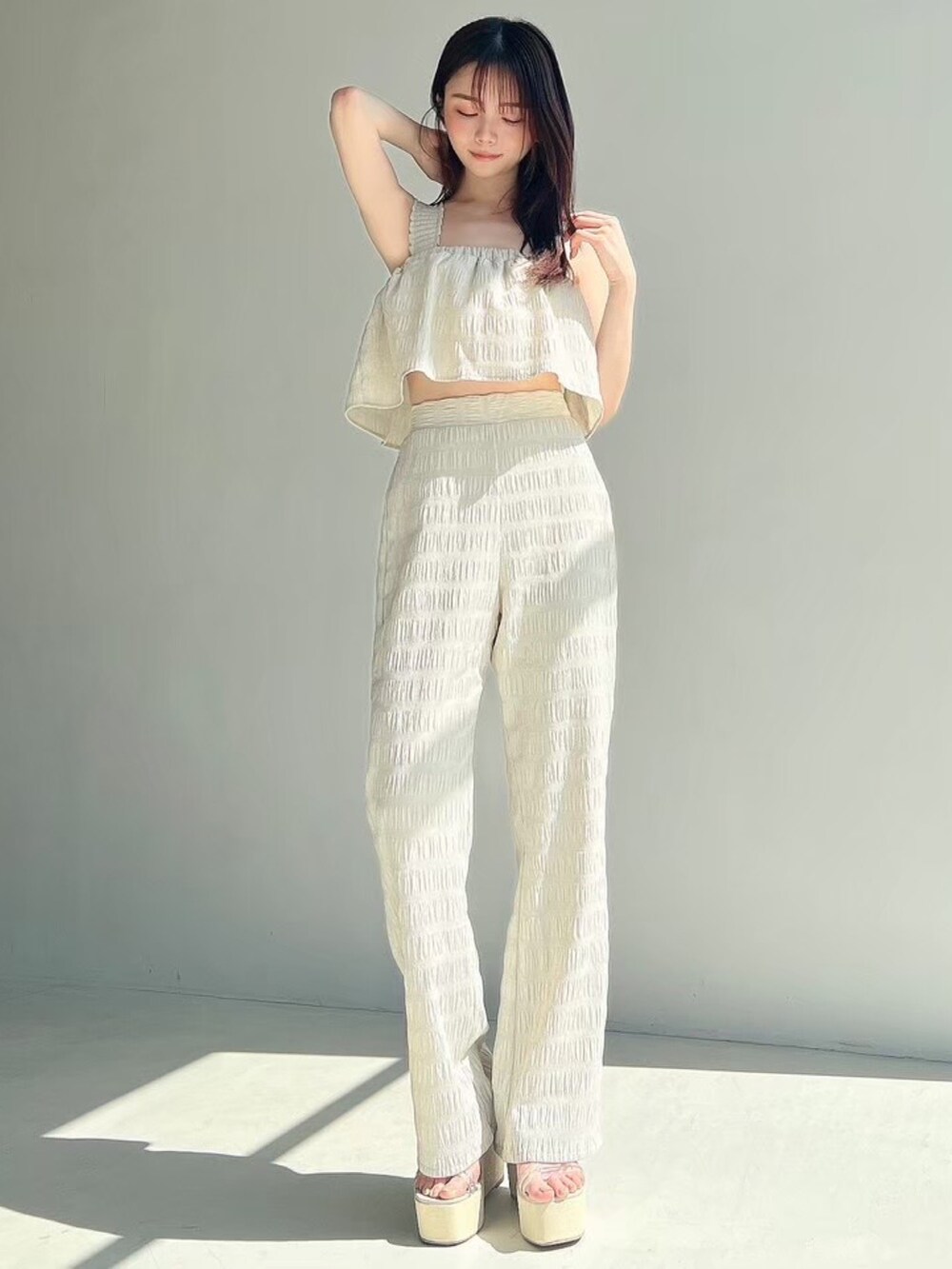 ベージュ系のシャツ/ブラウス、ベージュ系のその他パンツ、ベージュ系のサンダルを着用したレディースの夏コーディネートの3枚目の写真